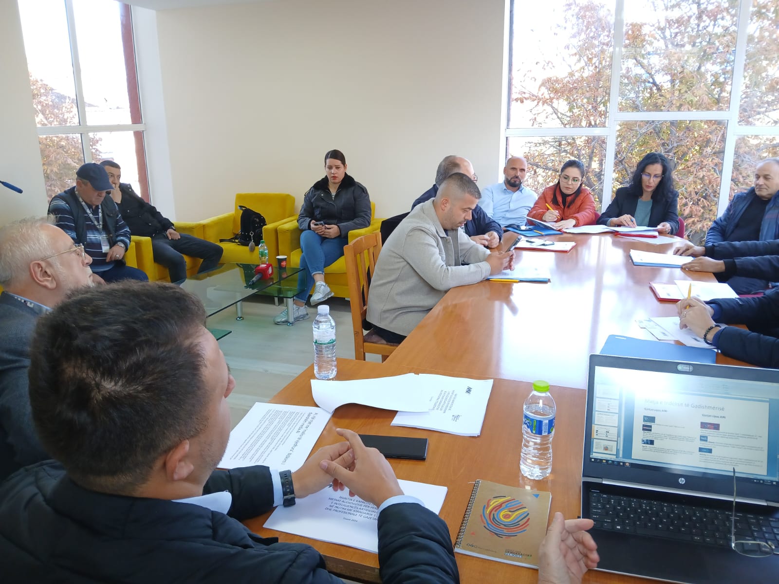 Perdorimi i AI ne mediat audiovizive, takim me gazetaret ne Korce